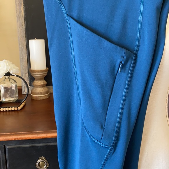 Athleta Cropped Leggings w/ pockets - Picture 2 of 9